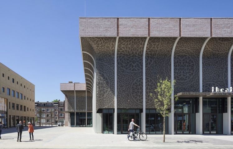 Foto van Theater Zuidplein op een onbewolkte dag, met op de achtergrond de Bibliotheek.