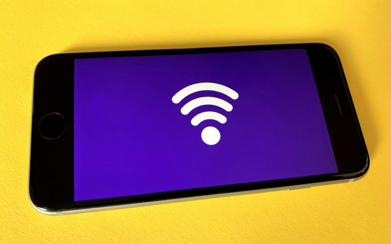 Telefoon met wi-fi signaal